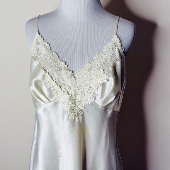 Victoria’s Secret Vintage Ivory Lace Trim Satin Chemise - Picture 2 of 6